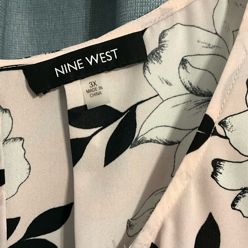 Nine West Women’s Plus Floral Sleeveless Top - Picture 3 of 4